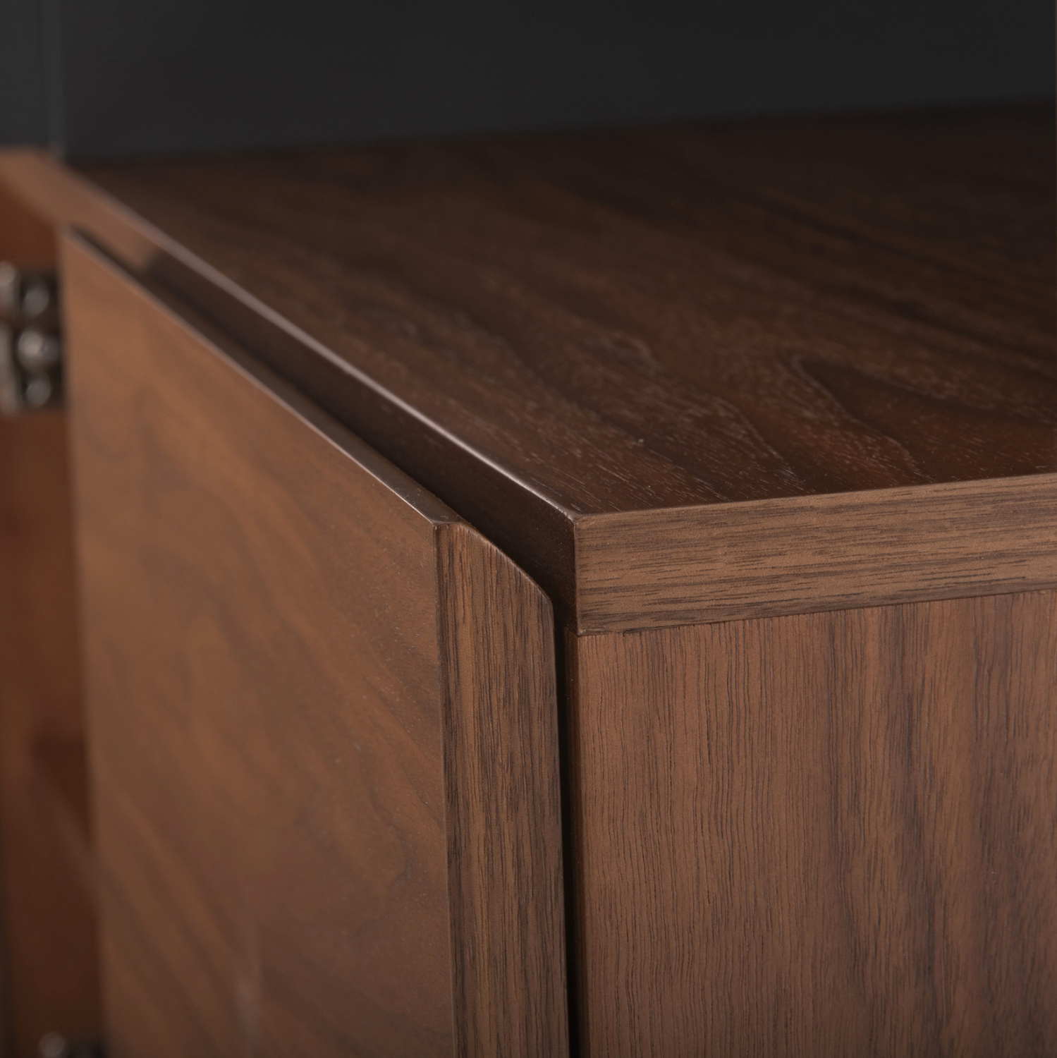 mpoyfes-fb99747-mdf-me-karydi-skoyro-gkr-7